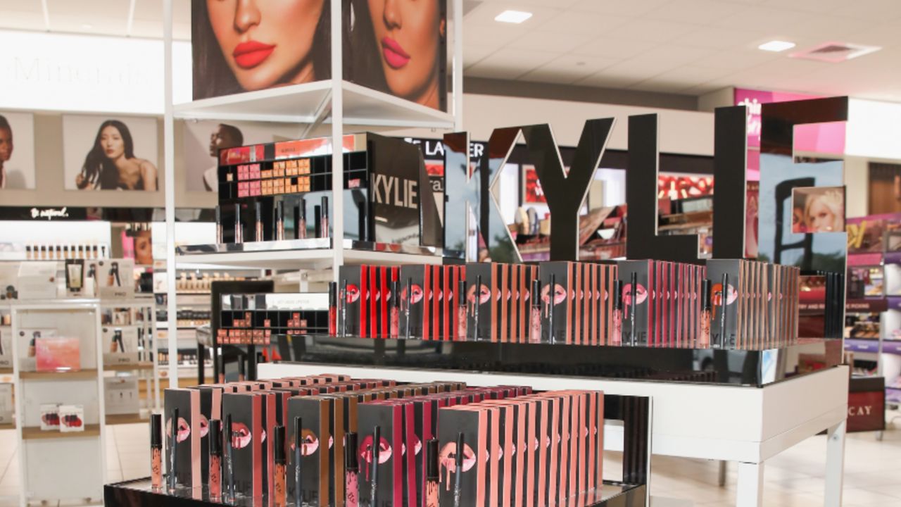 Kylie Jenner se inspira en su hija Stormi para nueva línea de cosméticos