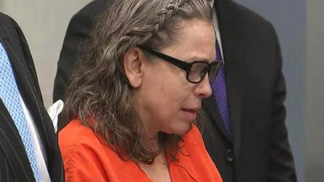 Mujer se declara culpable de asesinar a su esposo con gotas para los ojos en EU