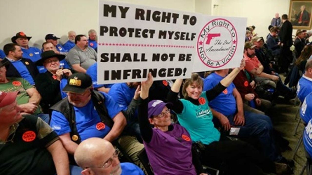 Mitin a favor de armas de fuego y extremistas causan alarma en Virginia