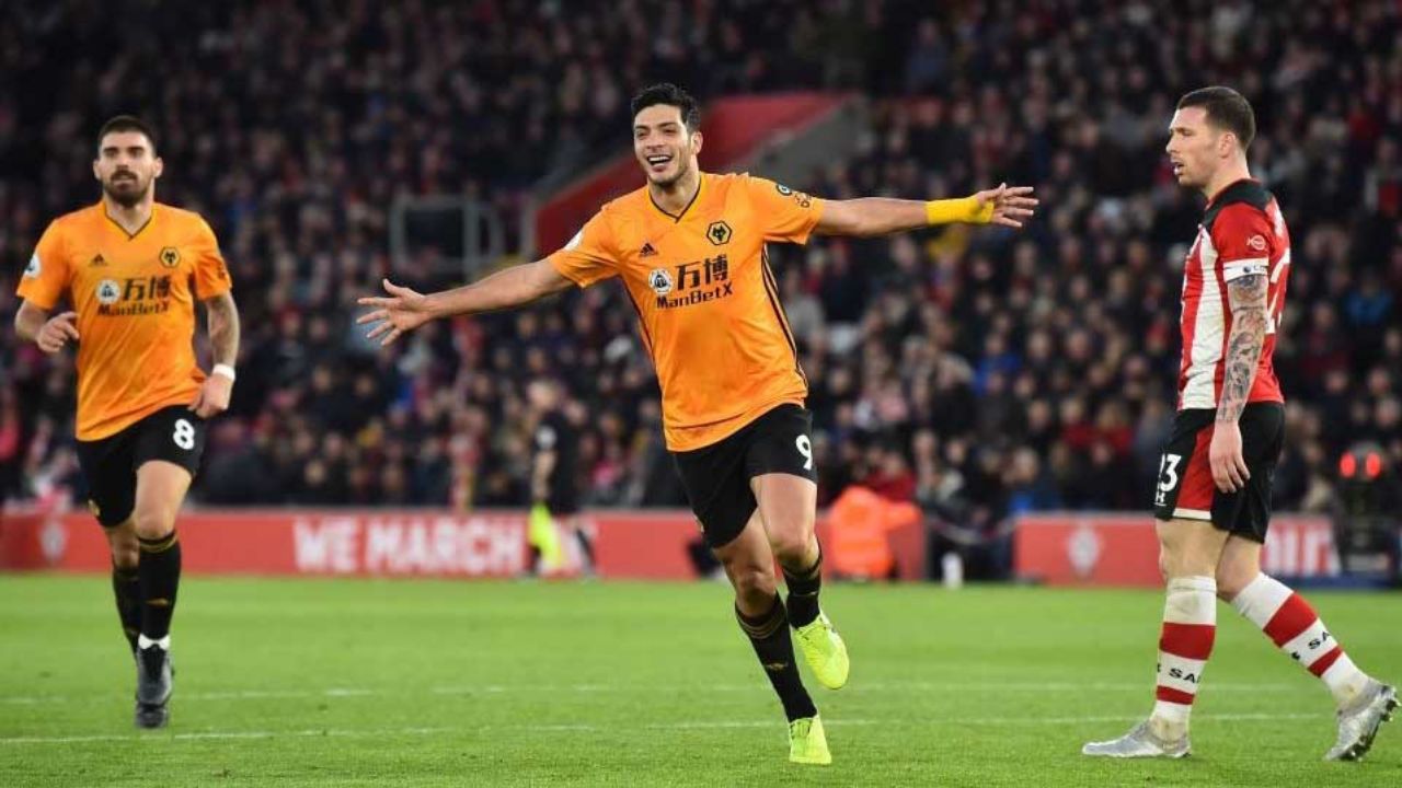 Raúl Jiménez se convierte en el goleador histórico de los Wolves con un doblete