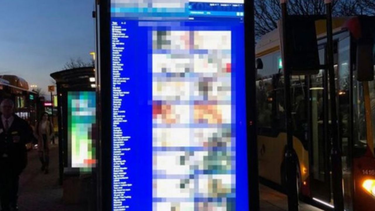 Pantalla de estación de tren reproduce pornografía de manera accidental