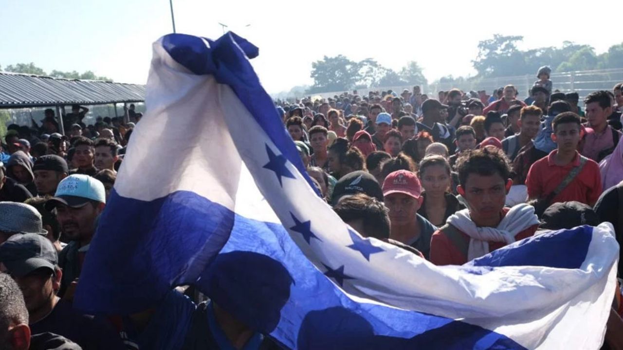 VIDEO: GN repele invasión masiva de migrantes con gas pimienta en Chiapas