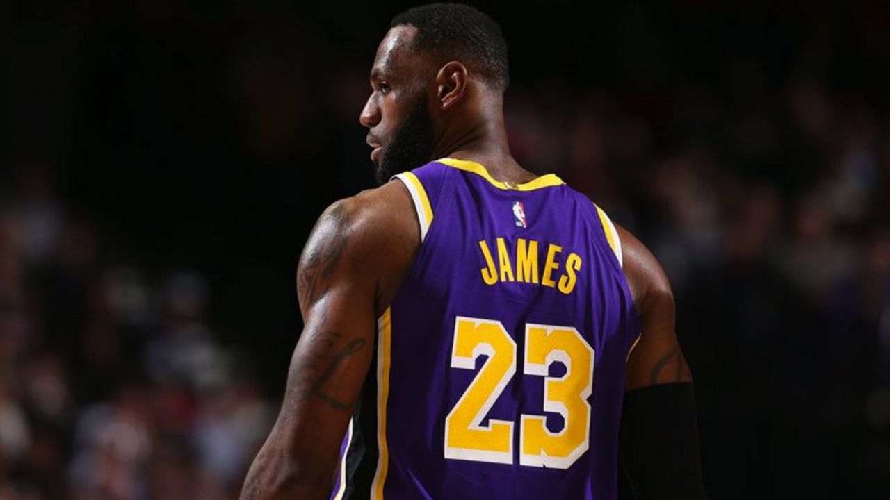 LeBron James deja otra marca; su camiseta es la más vendida de la NBA