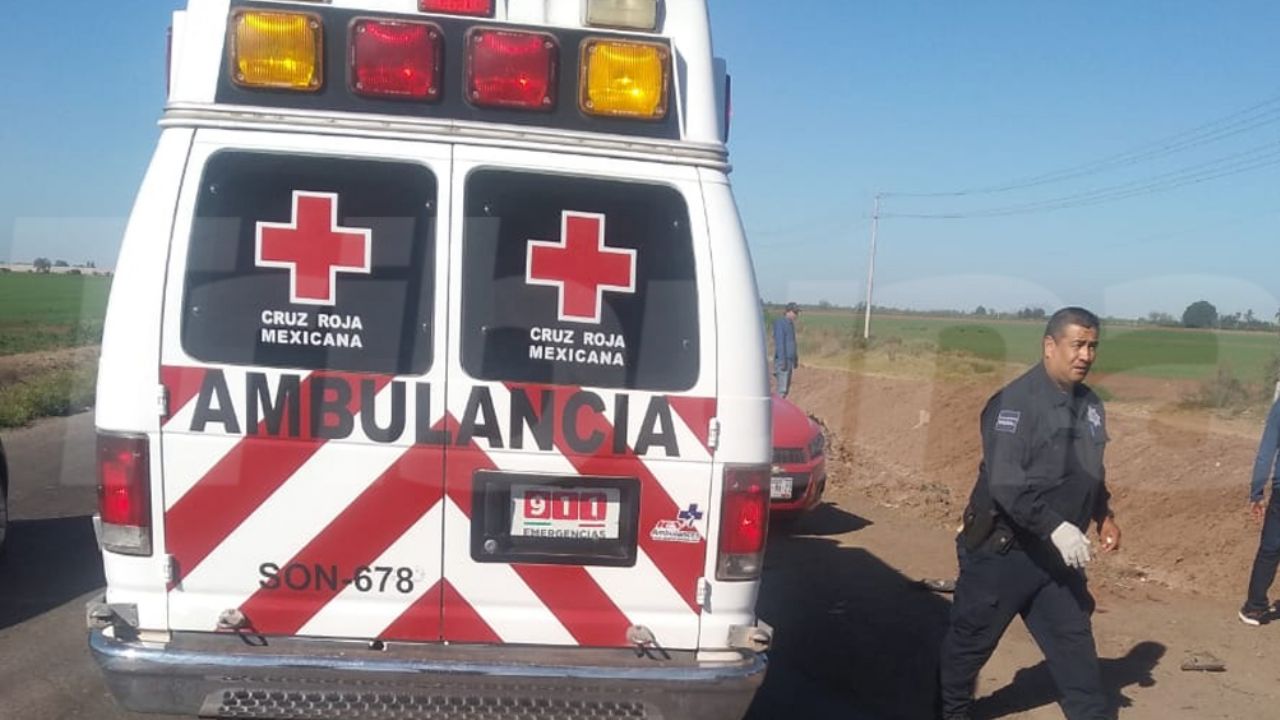 Automóvil se precipita a dren y manda al hospital a dos mujeres