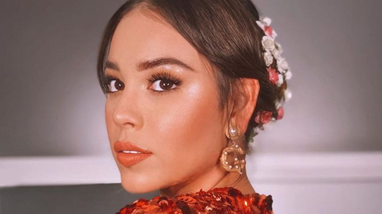 Danna Paola desborda sensualidad desde la playa en coqueto bikini azul