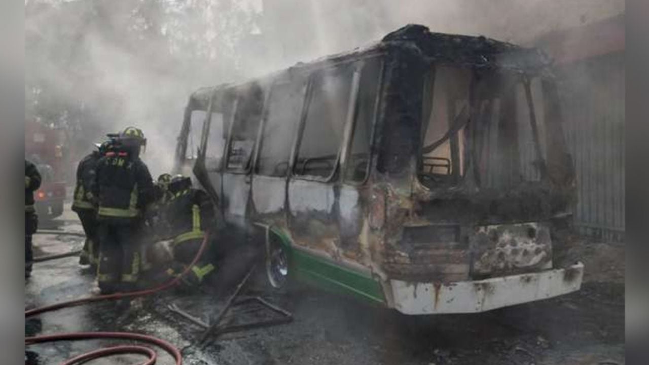 CDMX: Microbús explota en Coyoacán y deja 4 personas heridas