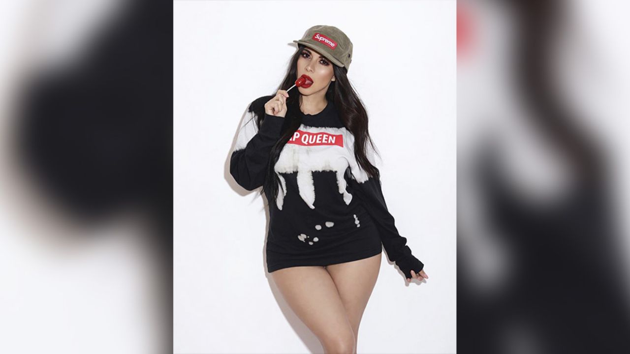 Jimena Sánchez derrite a seguidores recargada a un auto en ajustados jeans