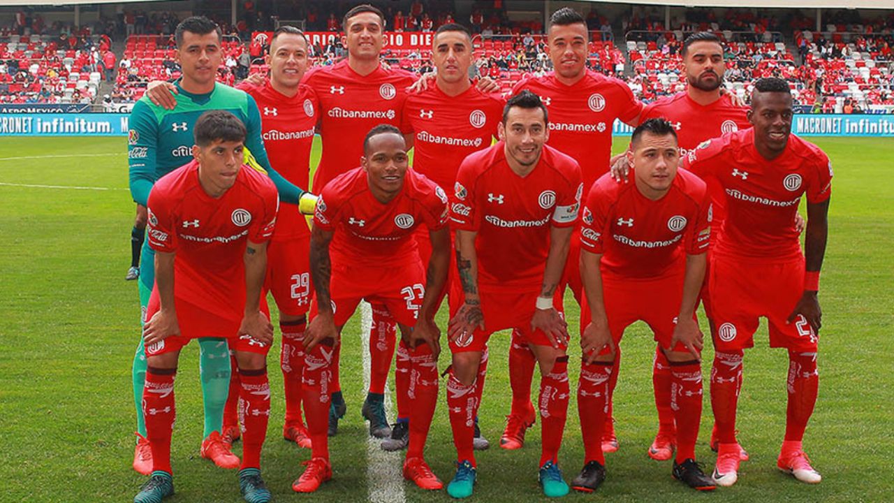 Antes del partido, los Diablos Rojos del Toluca le rinden homenaje a La Parka