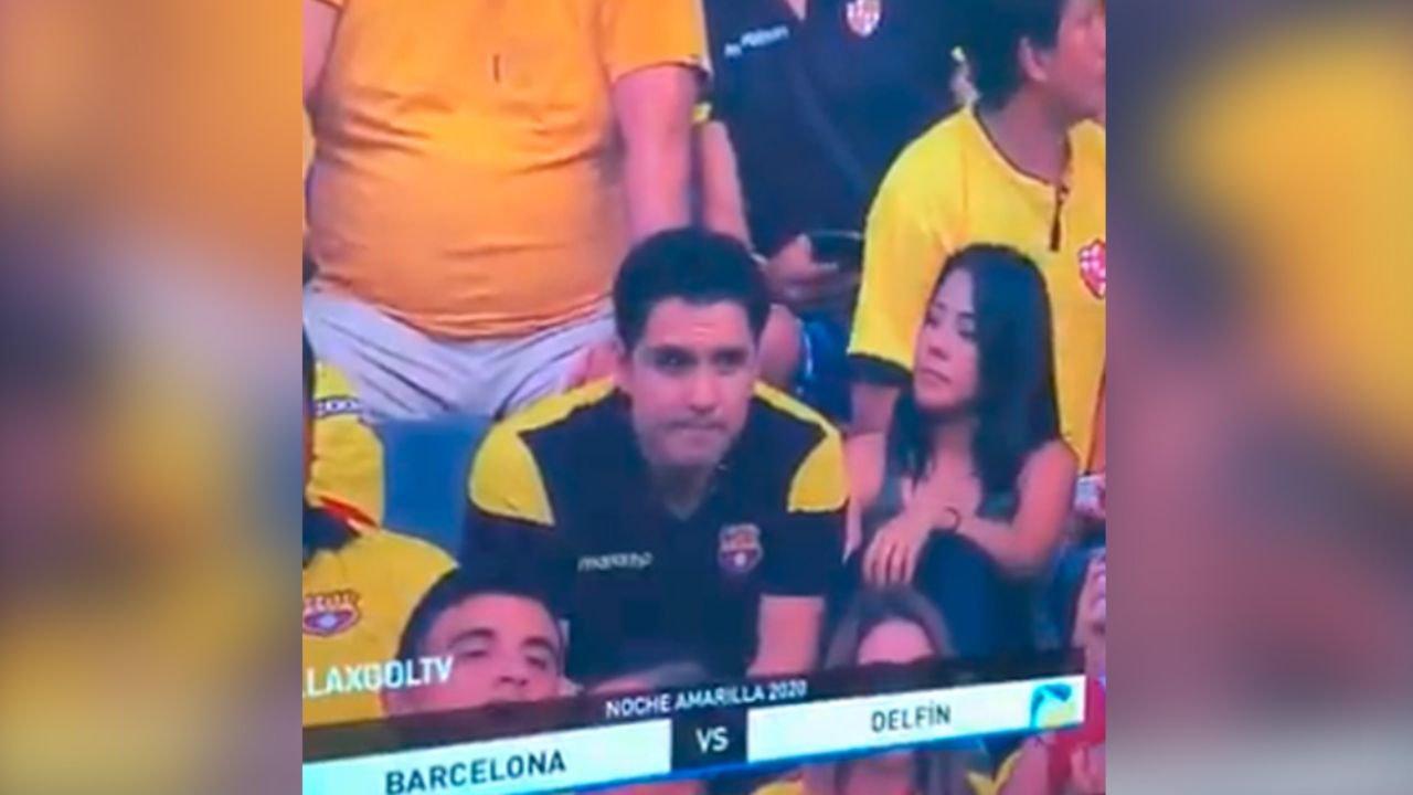 ¡Está muerto! ‘Kiss Cam’ capta a infiel al besarse con la ‘otra’ en estadio de futbol