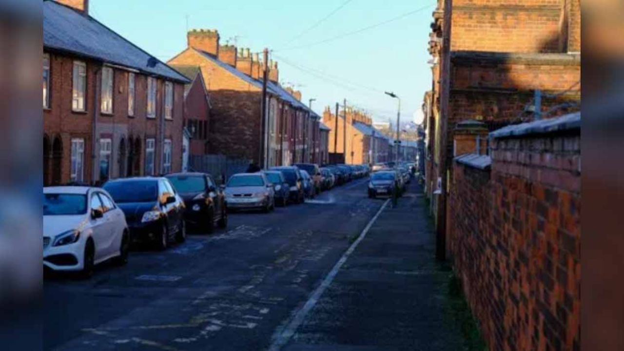 Niño es apuñalado en la calle al caminar junto a su madre; el agresor huyó