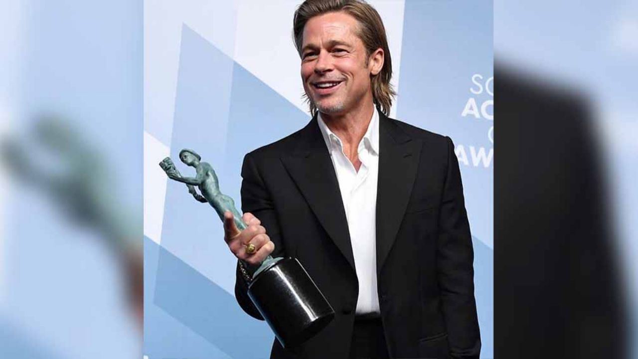 VIDEO: Brad Pitt admite que usa Tinder y causa la locura en los SAG Awards