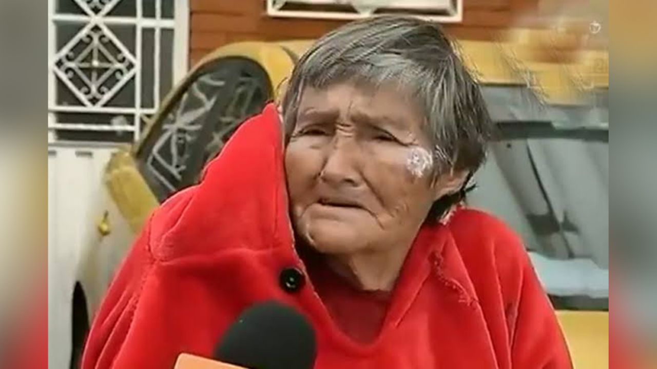 VIDEO: ¡Indignante! Hombre baña a su madre anciana con agua fría