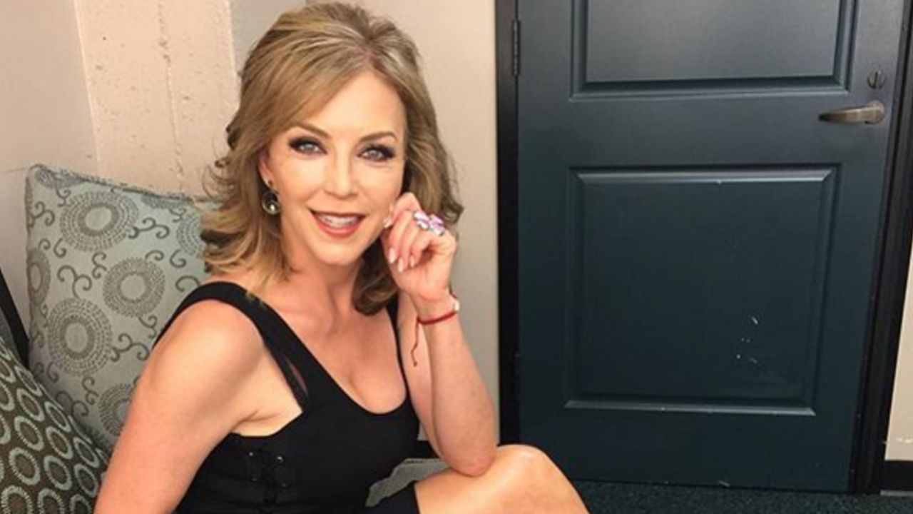 Desde Acapulco, Laura Flores disfruta del sol y la arena en sensual bikini