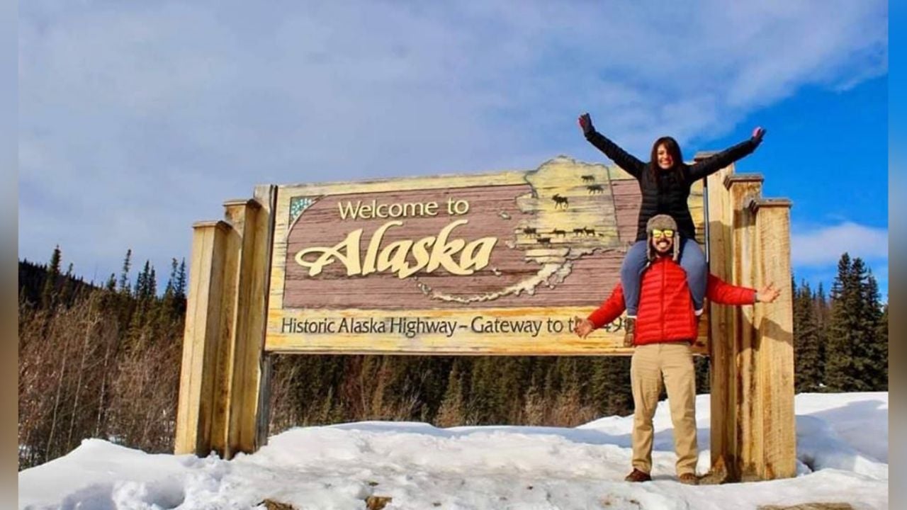 Pareja sonorense cumple su sueño y llegan hasta Alaska en su auto compacto