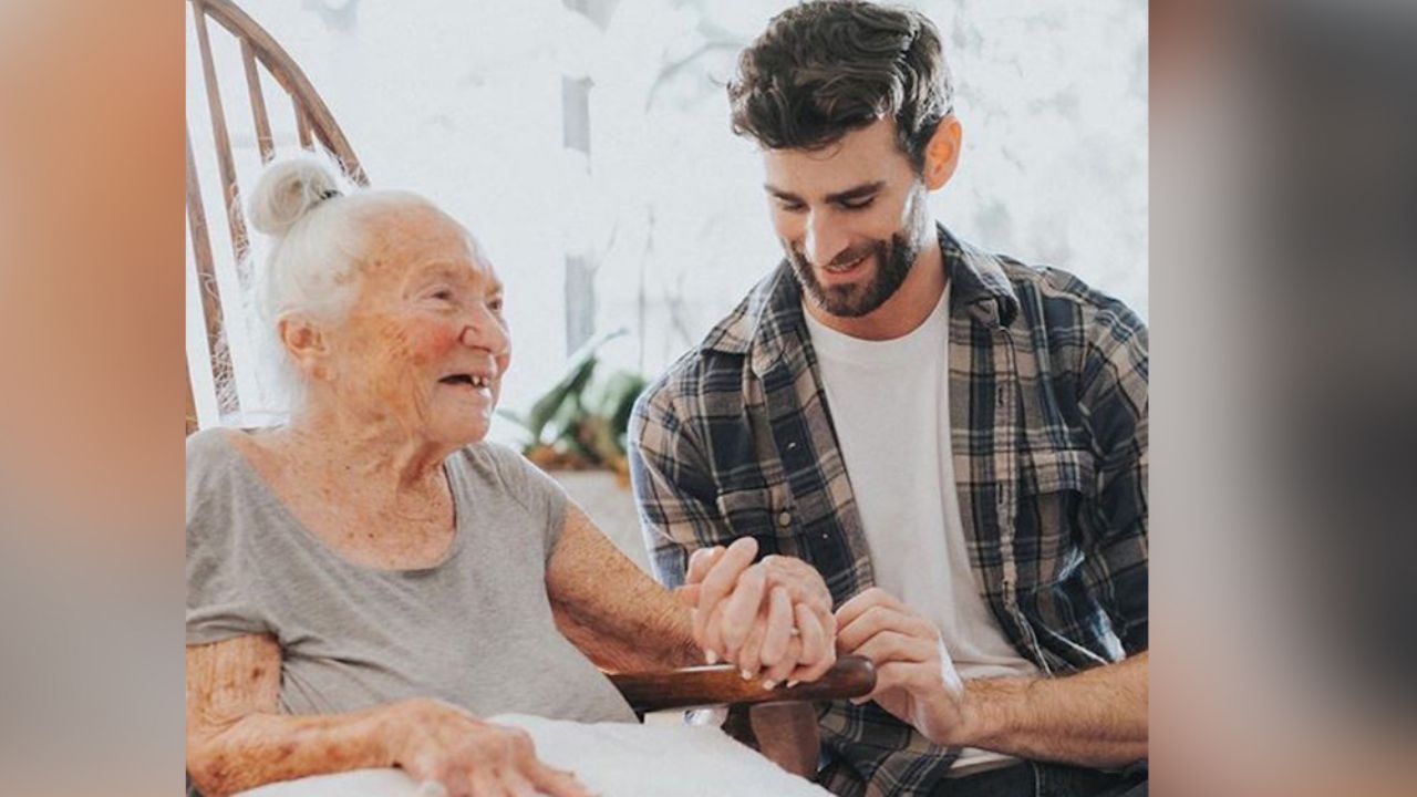 Hombre salva a mujer anciana que quedó en el abandono tras adoptarla