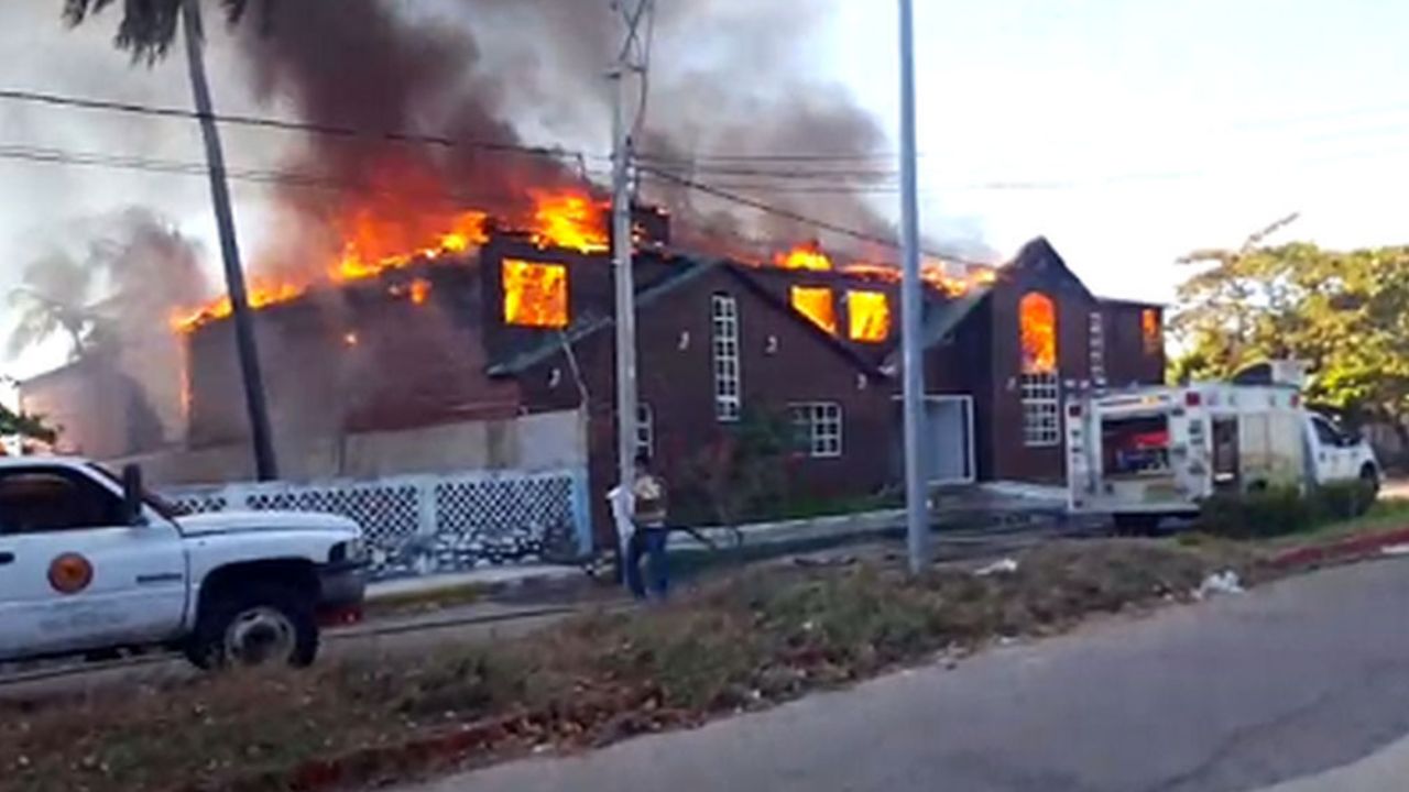 VIDEO: Incendio de hotel en Puerto Arista causa pánico y evacuación