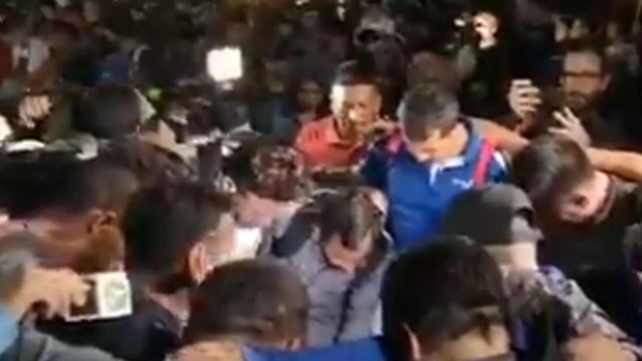 VIDEO: En cadena humana, caravana migrante intenta pasar cruce fronterizo