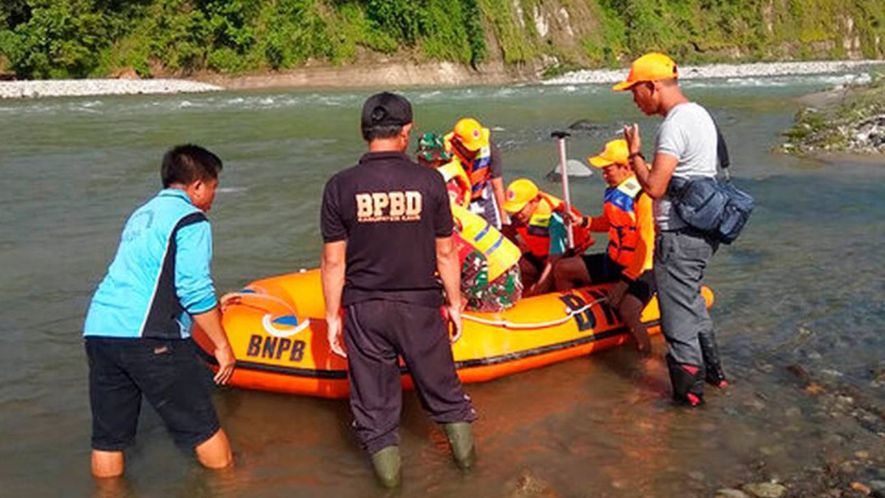 Tragedia en Indonesia: Mueren 9 al caer junto a puente peatonal derrumbado