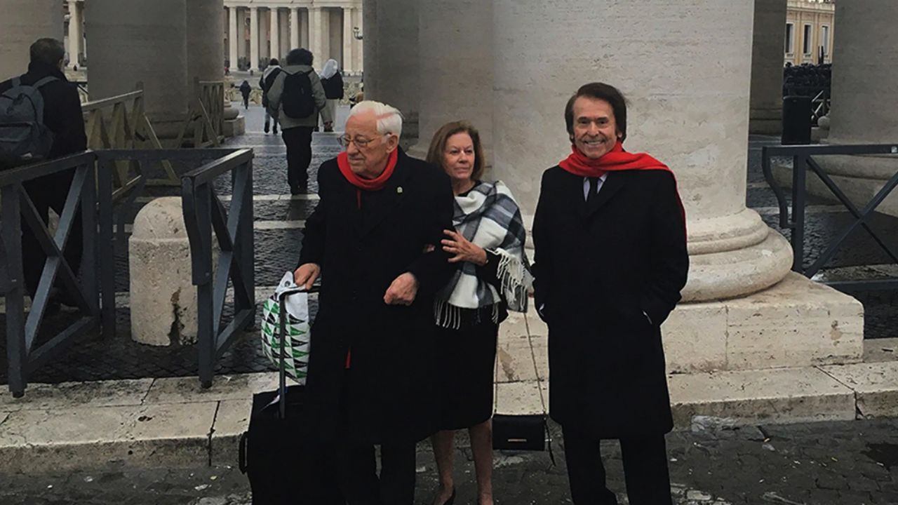 Raphael inaugura una fundación para indigentes junto al Papa Francisco