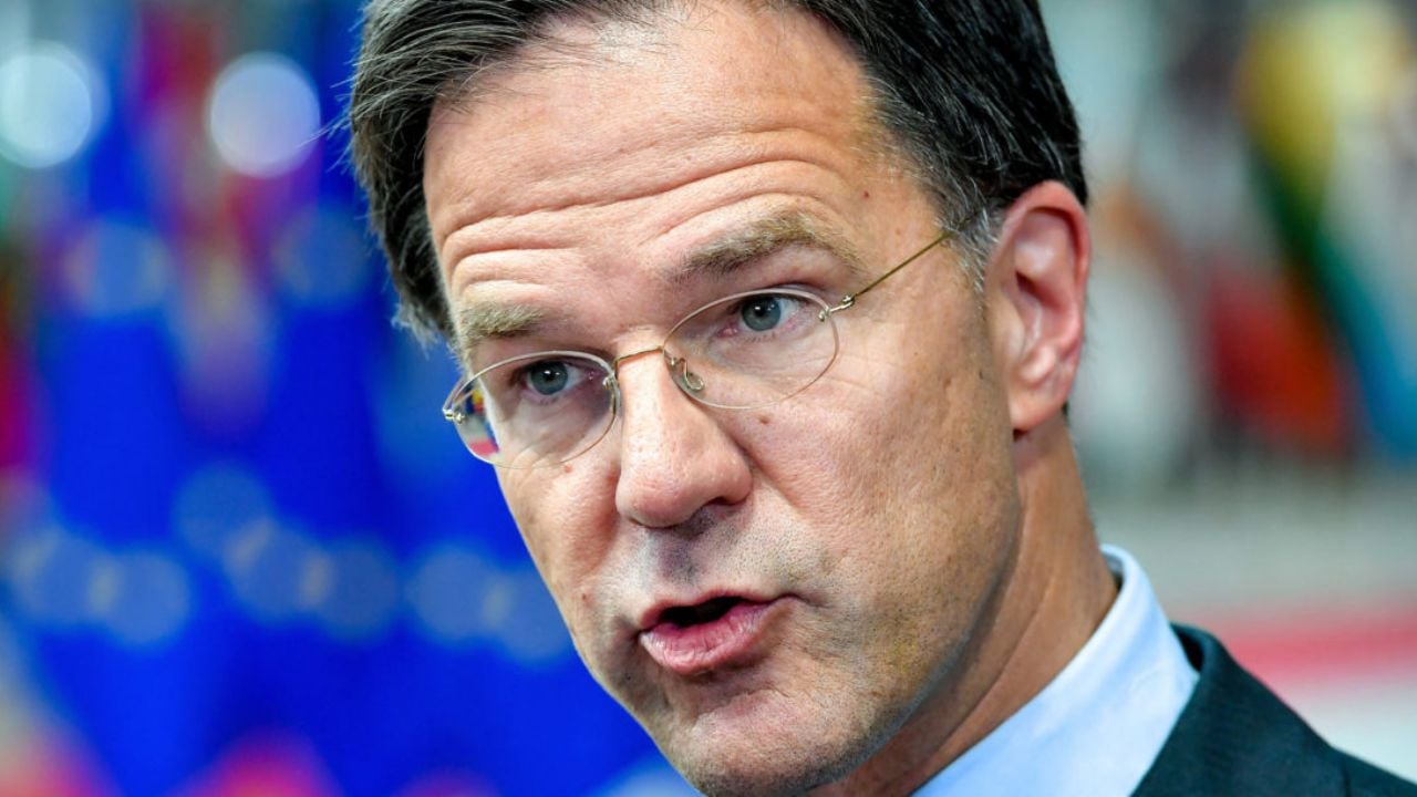 VIDEO: Primer Ministro de Holanda se pasea en bici y sin seguridad