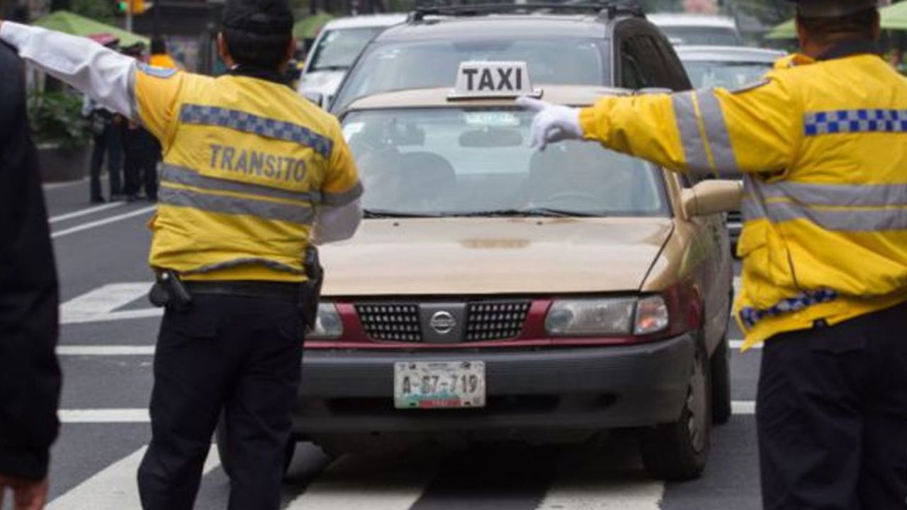 Arrestan a policía por no ayudar a mujer que fue asaltada en Centro de CDMX