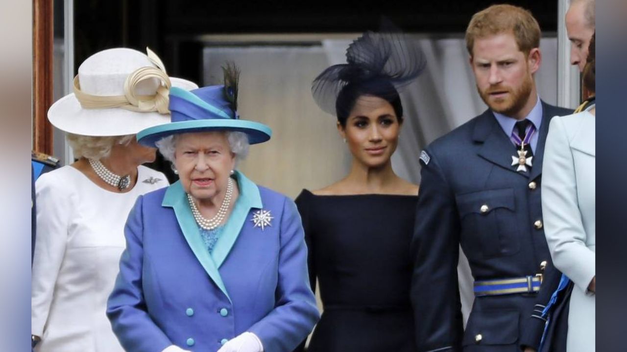 Reina Isabel II dejaría título de duques a Meghan y Harry para no ser “mezquina”