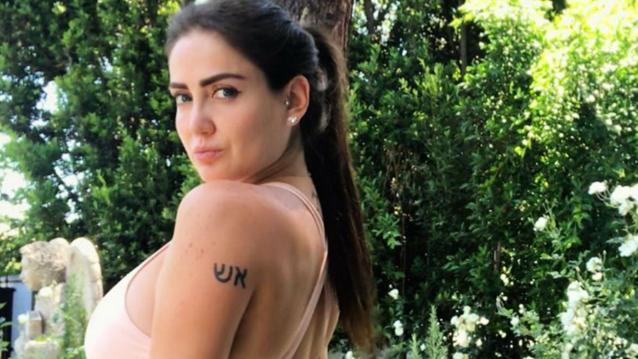 Celia Lora ‘enciende’ las redes al lucir las pecas de sus senos en sexy traje de baño