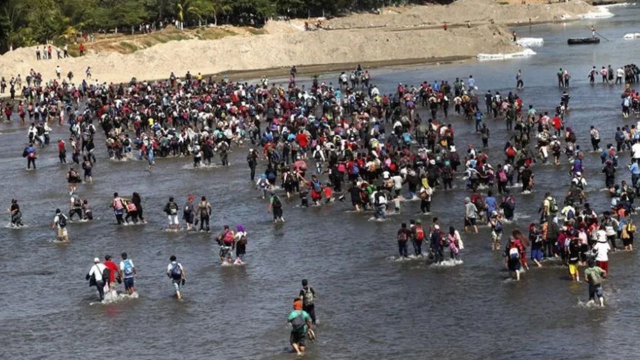 VIDEO: Miles de migrantes de la nueva caravana llegan con violencia a México