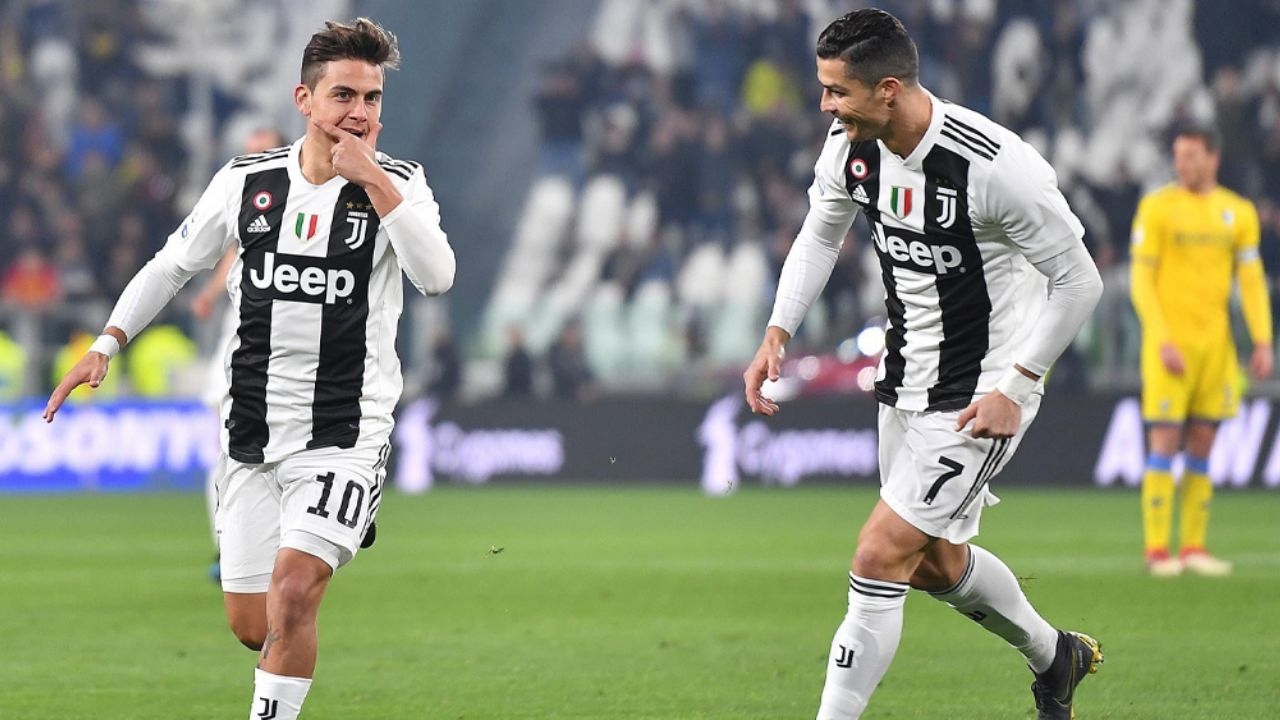 VIDEO: En pleno festejo, Cristiano Ronaldo besa en la boca a Paulo Dybala