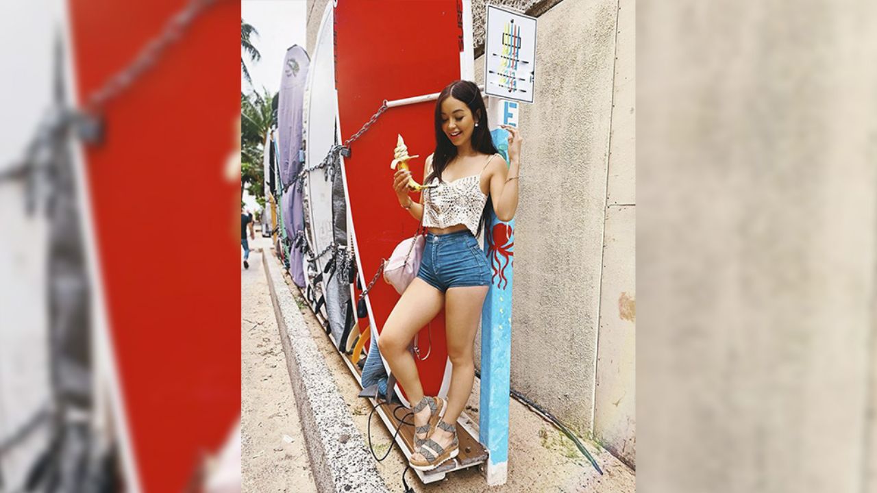 “¿Una mordida?”: En la playa, Caeli demuestra su amor por los plátanos