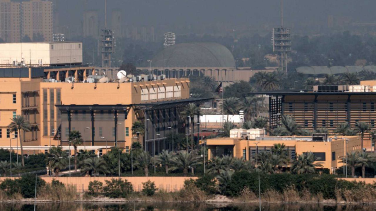 Embajada de EU en Bagdad activa alerta por caída de cohetes en la Zona Verde