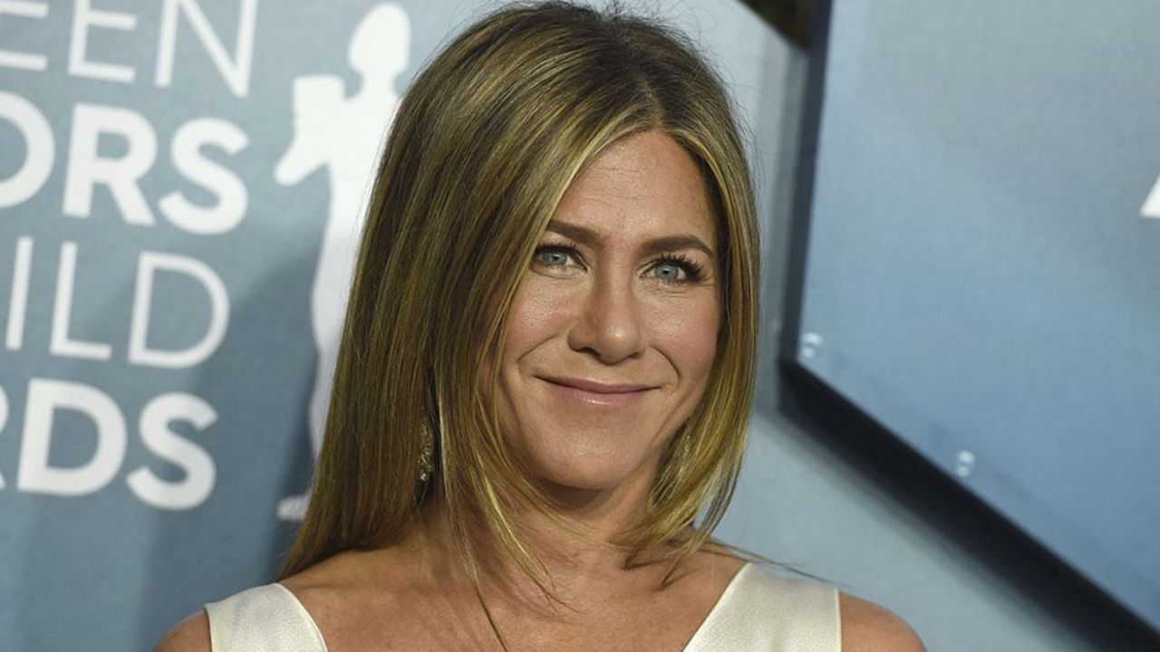 Jennifer Aniston deslumbra en los SAG Awards con atrevido vestido sin sostén