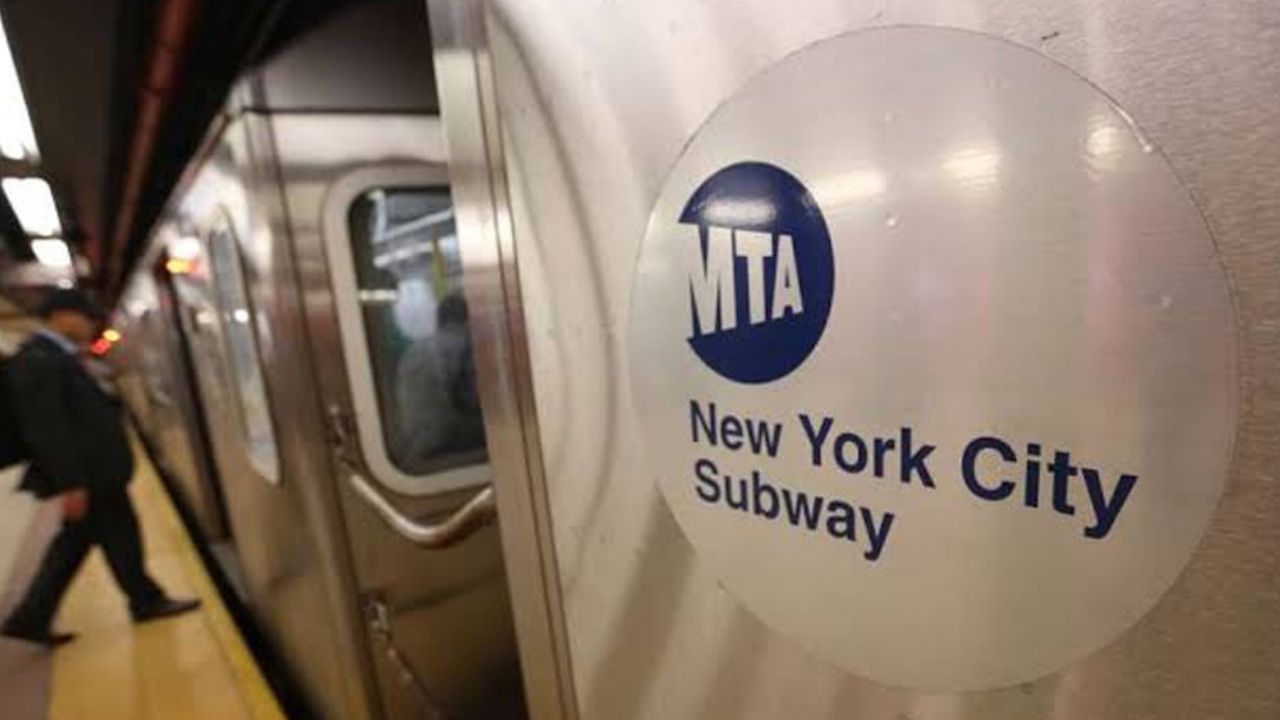 Padre intenta abandonar a su hijo dejándolo en estación del metro