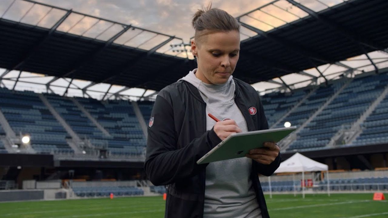 Conoce a Katie Sowers, la chica que revoluciona a la NFL
