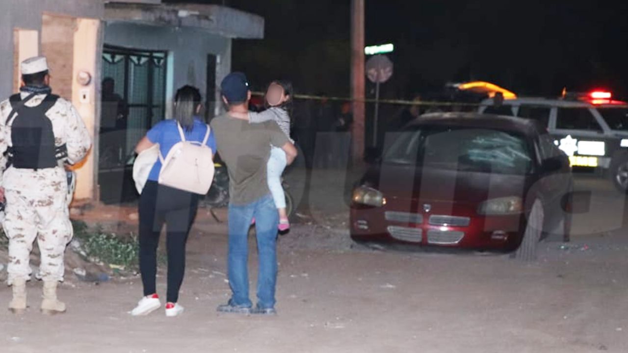 ‘Machetero’ golpea automóvil con familia dentro; había una menor