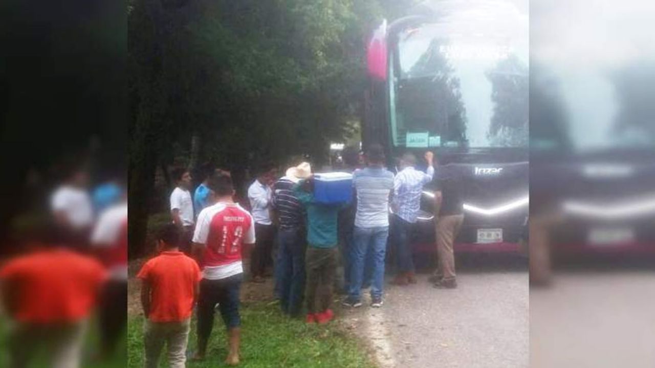 Comando asalta autobús con turistas polacos en carretera de Chiapas