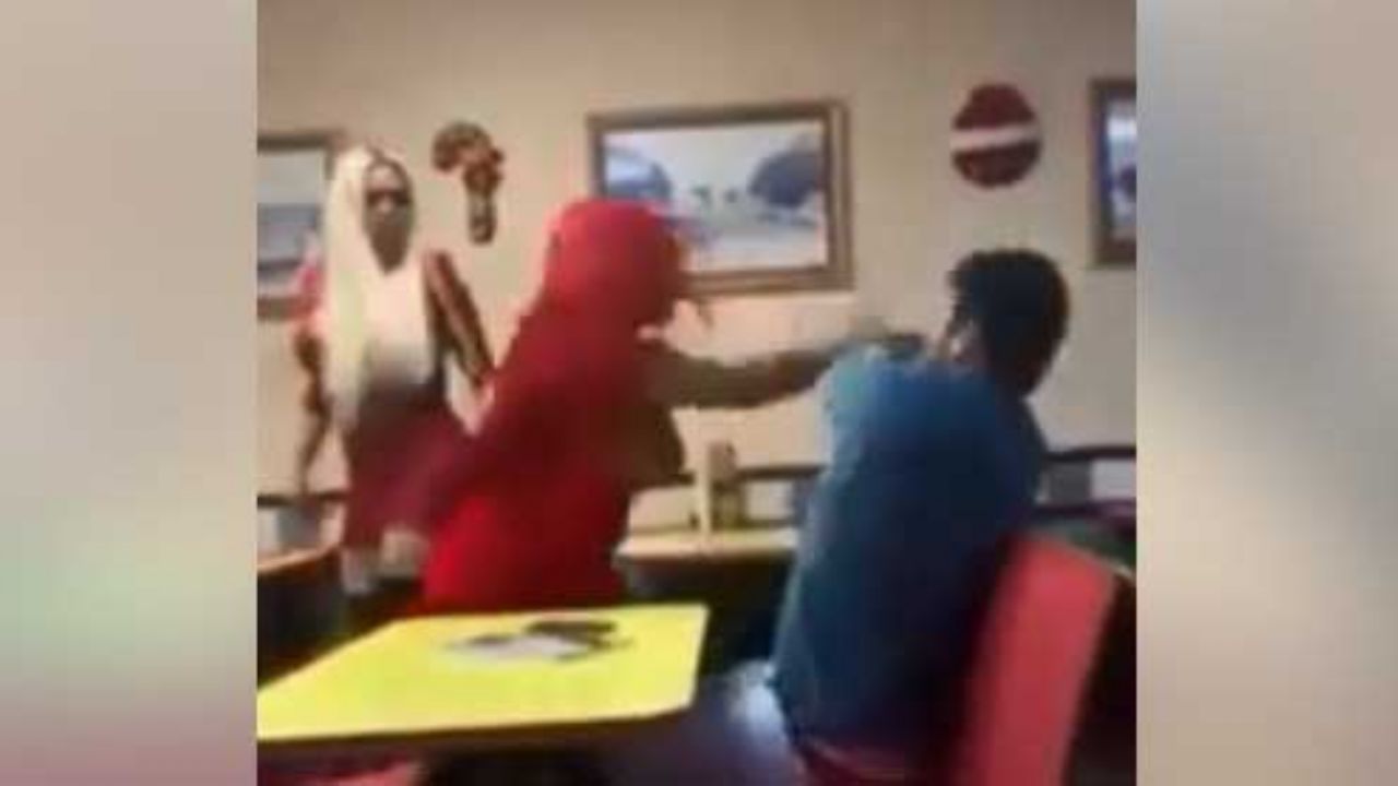 VIDEO: Par de transexuales propina golpiza a hombre que los molestaba