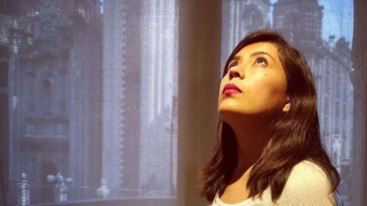 Saxofonista atacada con ácido recibe alta médica; inicia su recuperación