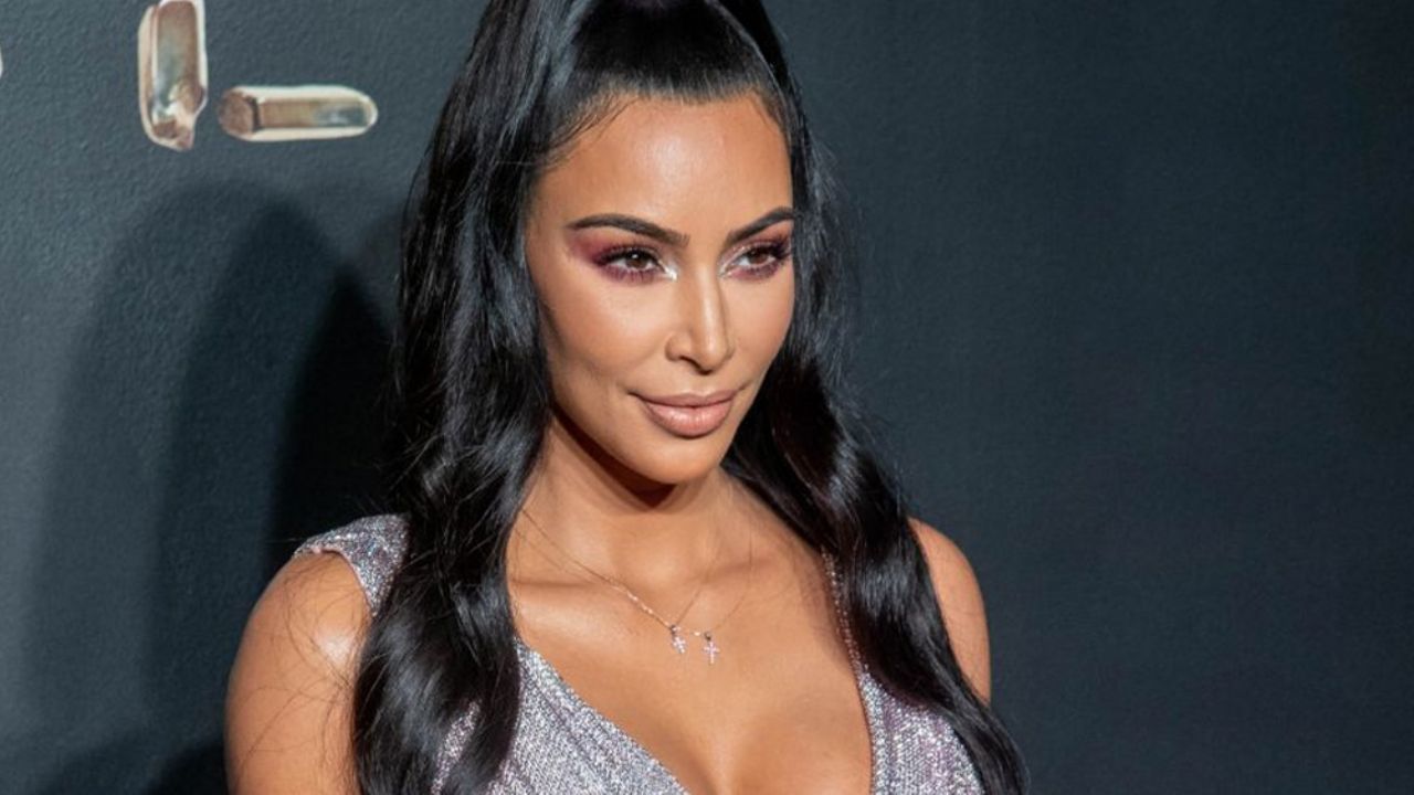 Kim Kardashian roba suspiros al lucir sus descomunales curvas en minibikini