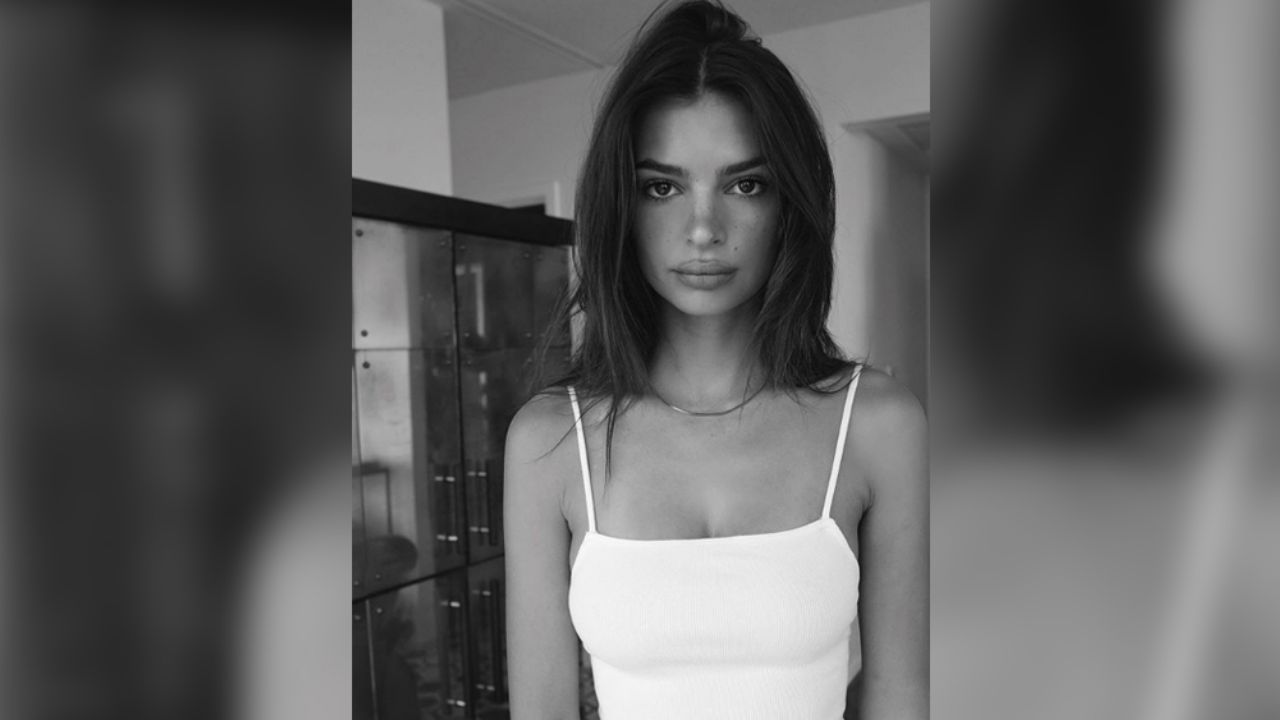 ¡Qué calor! Emily Ratajkowski posa bajo el sol con microbikini ‘animal print’