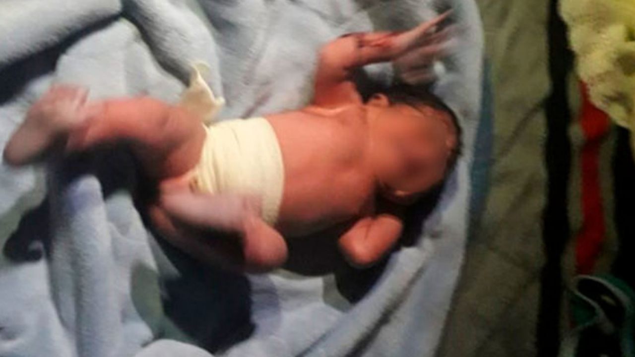 ¡Indignante! Abandonan a bebé recién nacido en la lluvia; presenta hipotermia