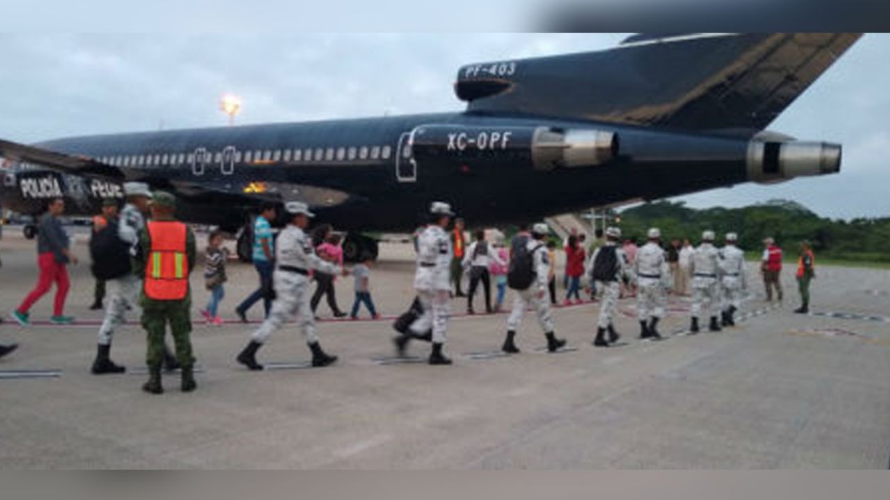 VIDEO: Deportan a 110 hondureños indocumentados desde Tabasco