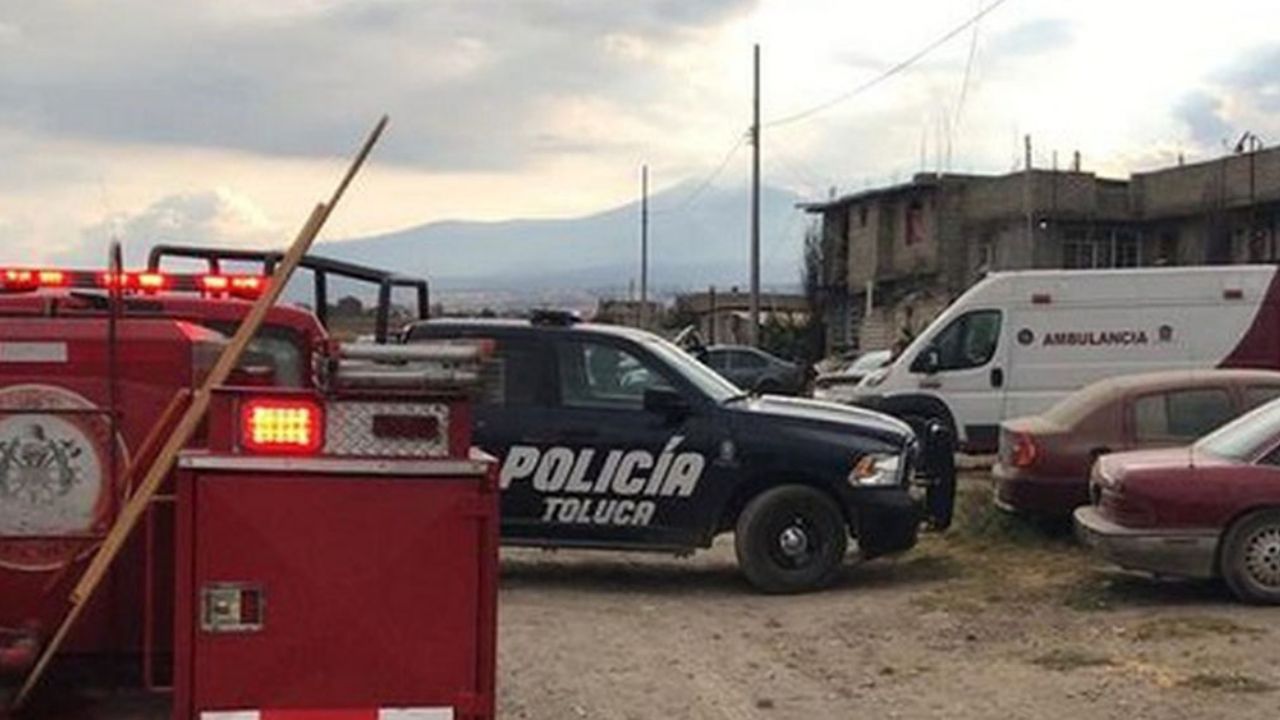 Descubren a un niño y 2 adultos en tinaco relleno con cemento