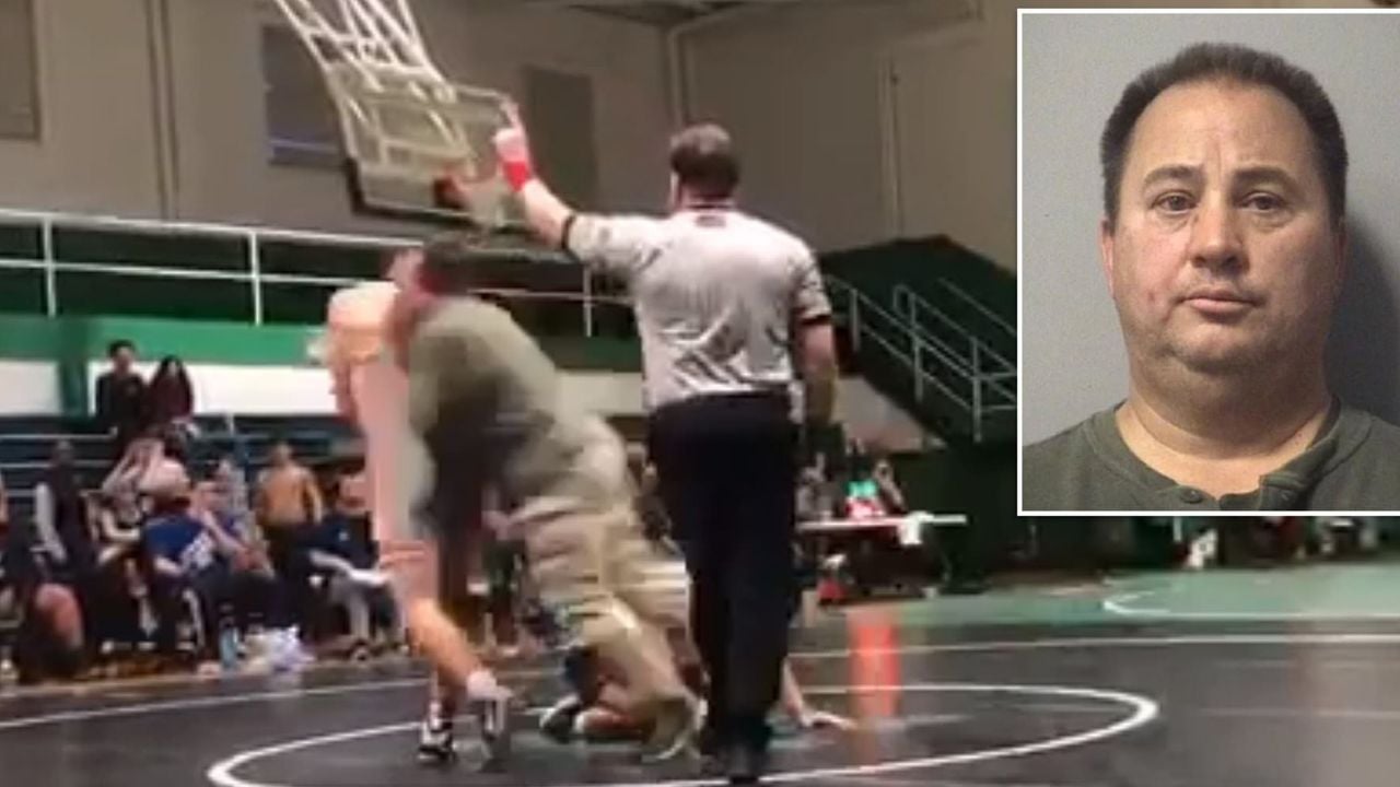 VIDEO: Enloquecido padre ataca al oponente de lucha de su hijo