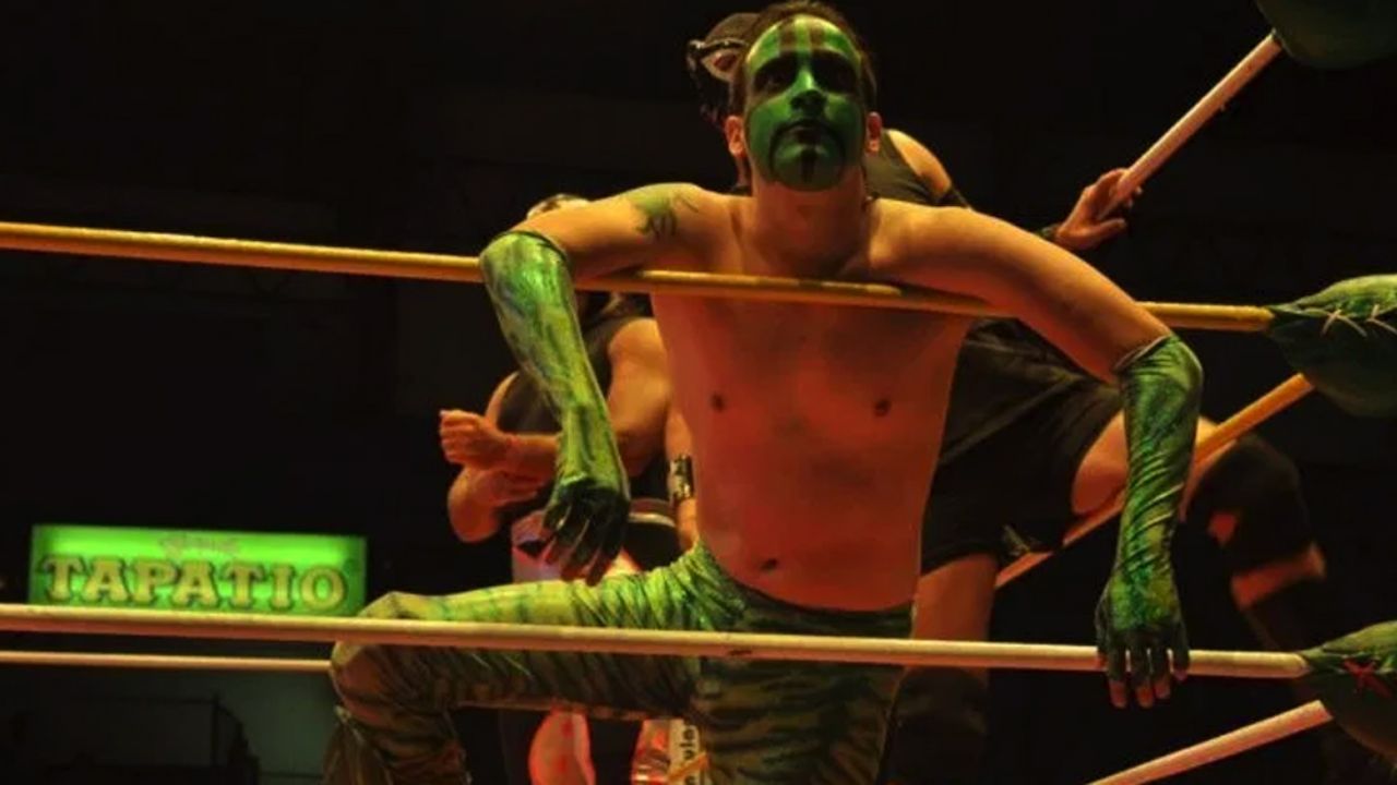 El luchador Mr. Iguana hace entrada con canción infantil y ‘rompe’ las redes