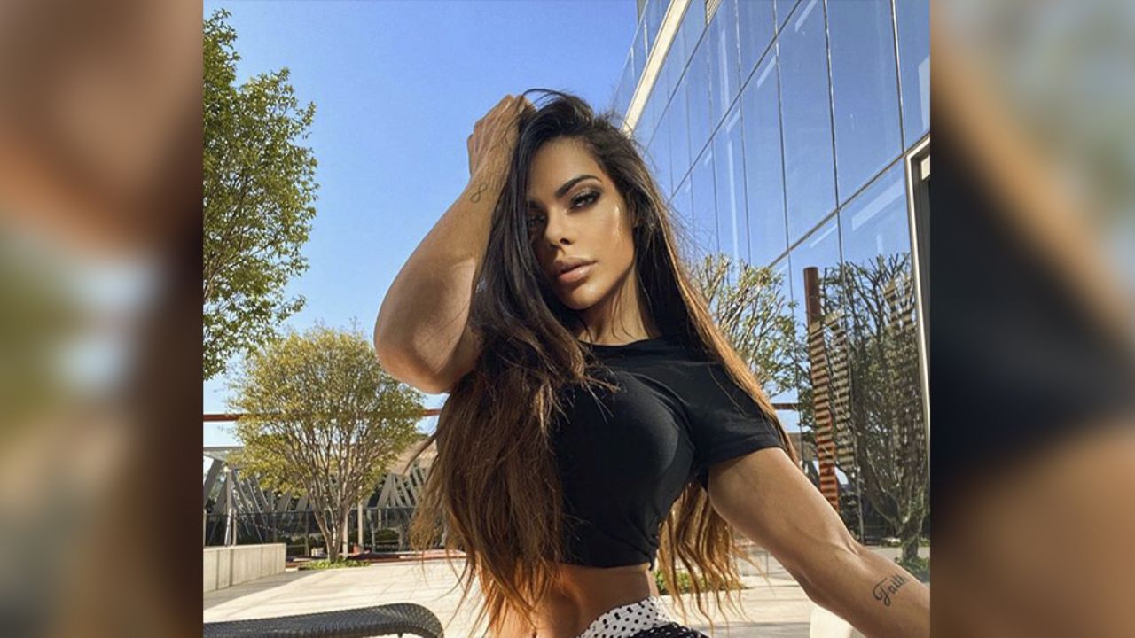 Suzy Cortez derrite Instagram al pegar su gran delantera a la cama