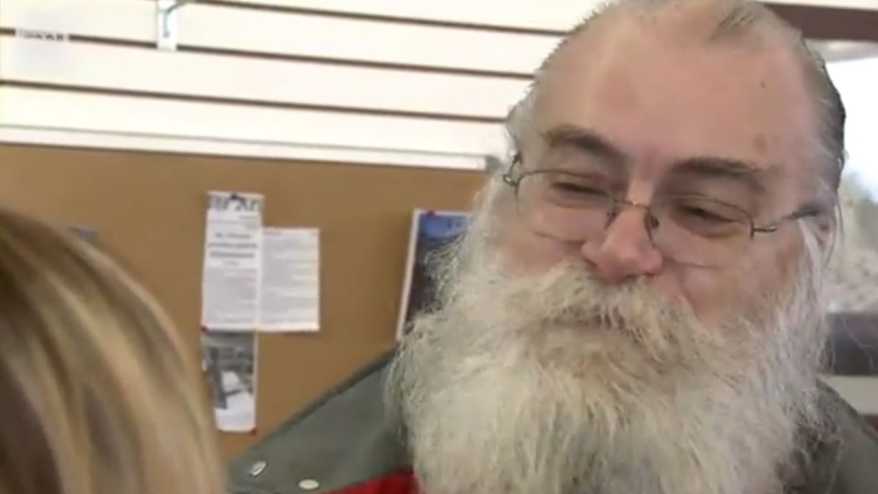 Hombre halla más de 40 mil dólares en sofá de segunda mano que compró