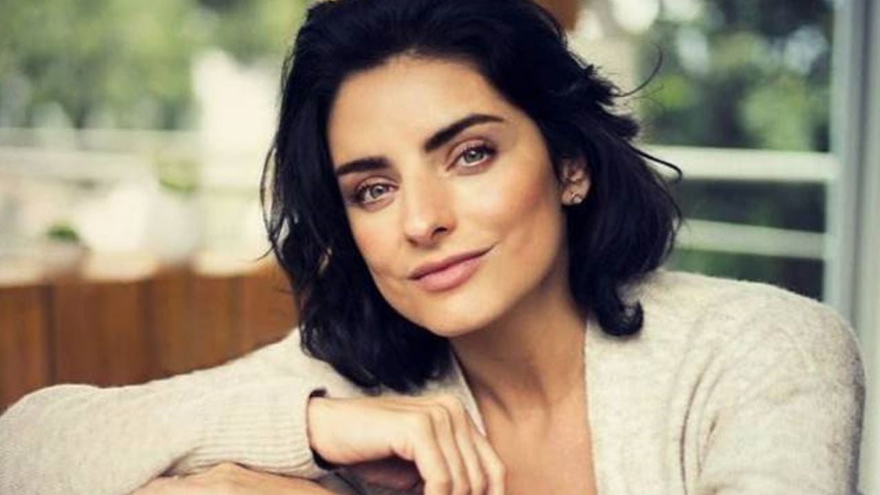 FOTO: Aislinn Derbez sorprende a fans al usar delgada blusa con gran escote