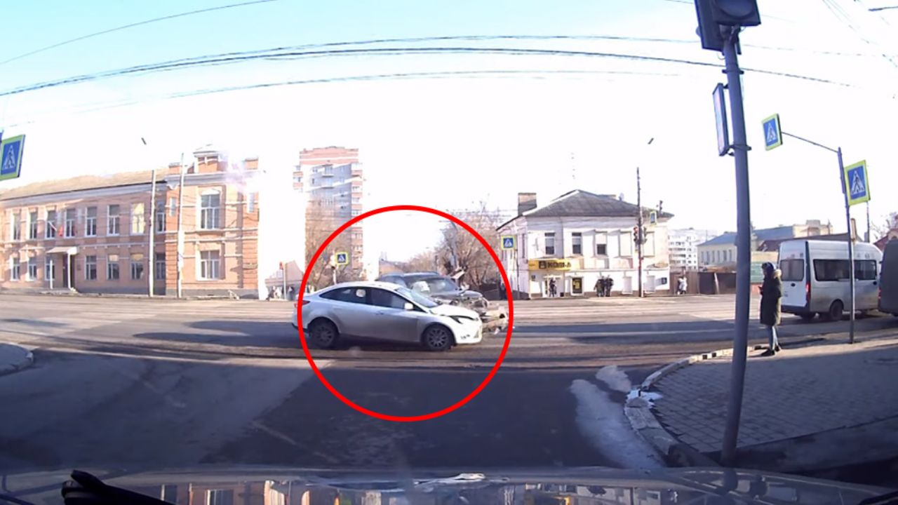 VIDEO: Transeúnte casi es atropellado por dos automóviles que chocaron