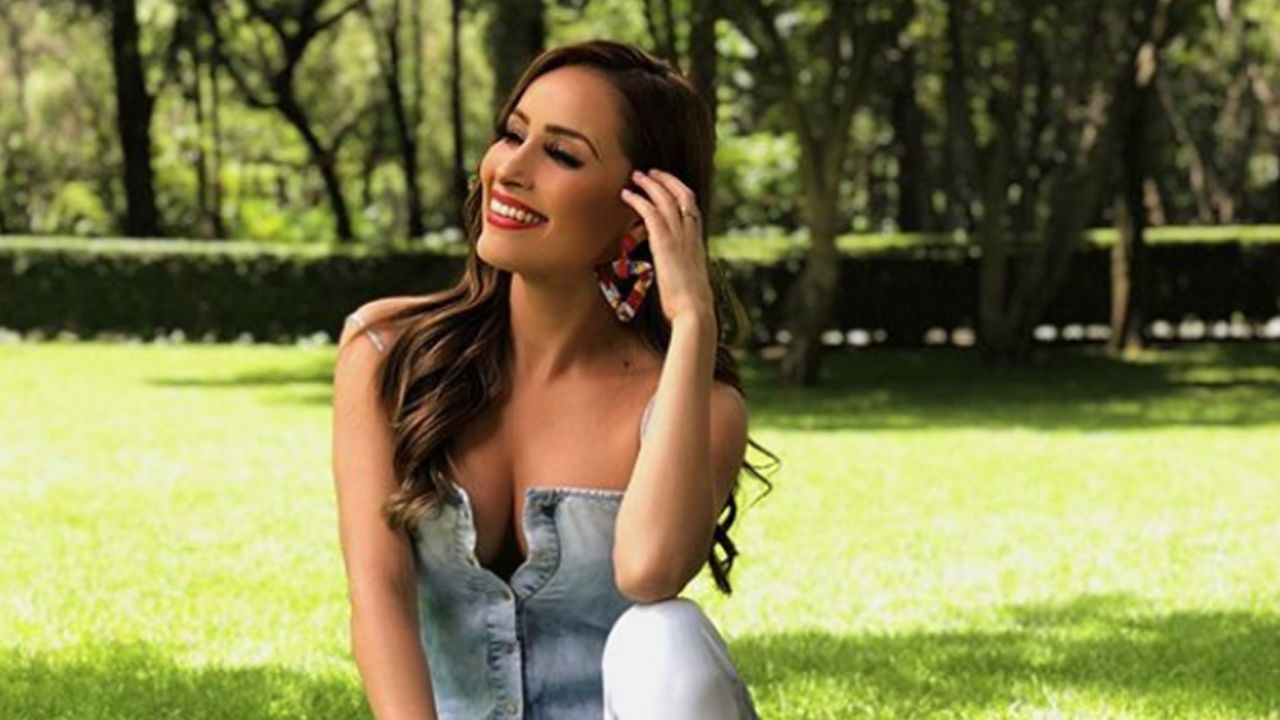 VIDEO: Cynthia Rodríguez deja ver sus encantos en provocador escote